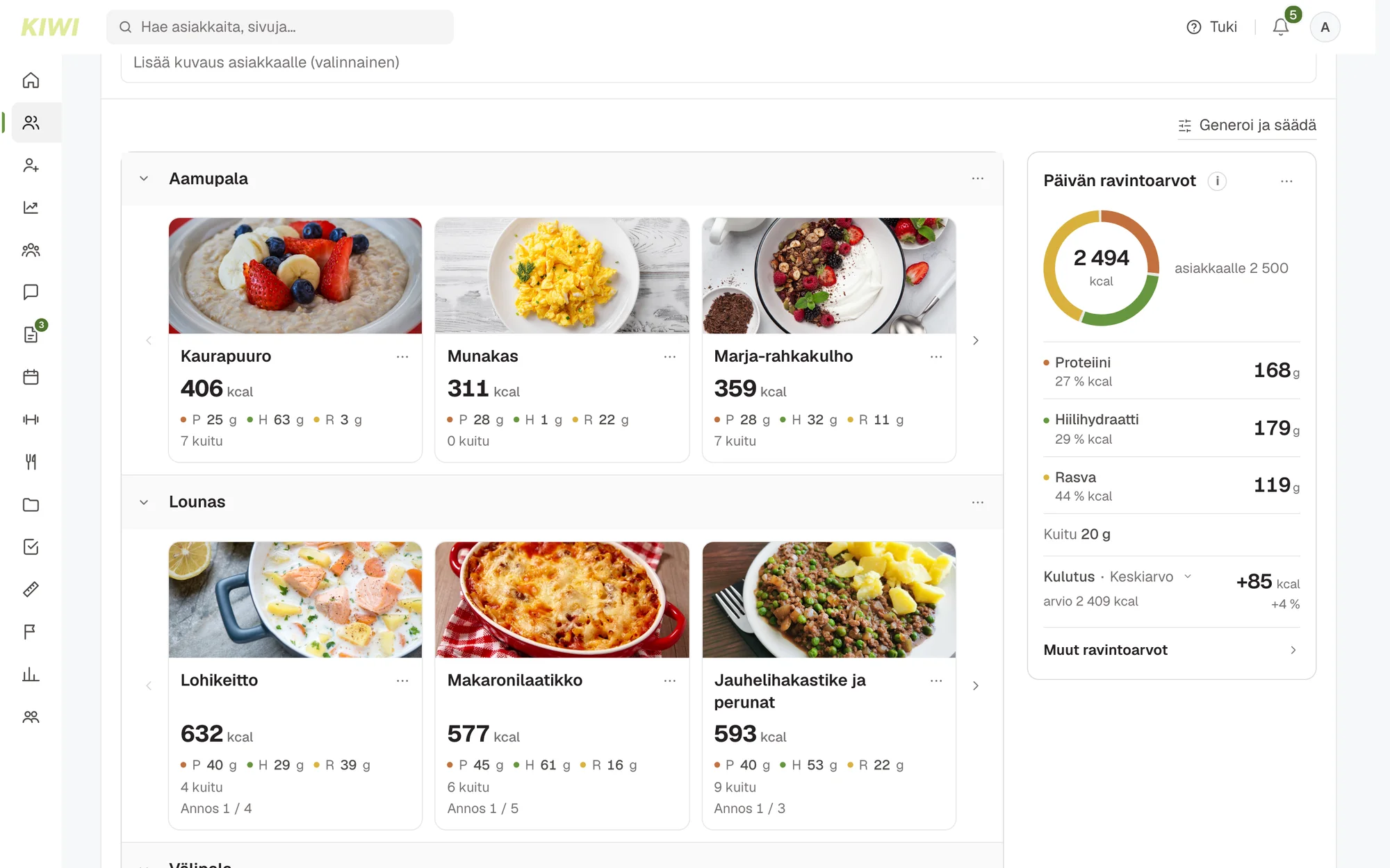 Ravinto-ohjelma Arkiruoka 2 500 kcal: aamupalalla kaurapuuro, munakas ja marja-rahkakulho, lounaalla lohikeitto, makaronilaatikko ja jauhelihakastike, sivupalstassa päivän ravintoarvot 2 494 kcal